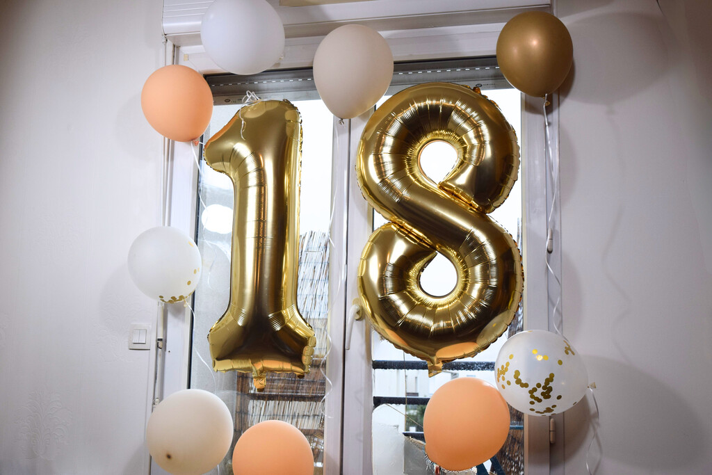 Ballons décoratifs fixés avec adh'IT