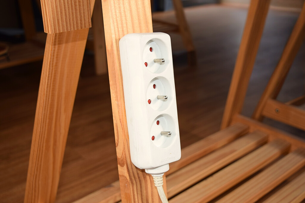 Multiprise stabilisée sur un meuble