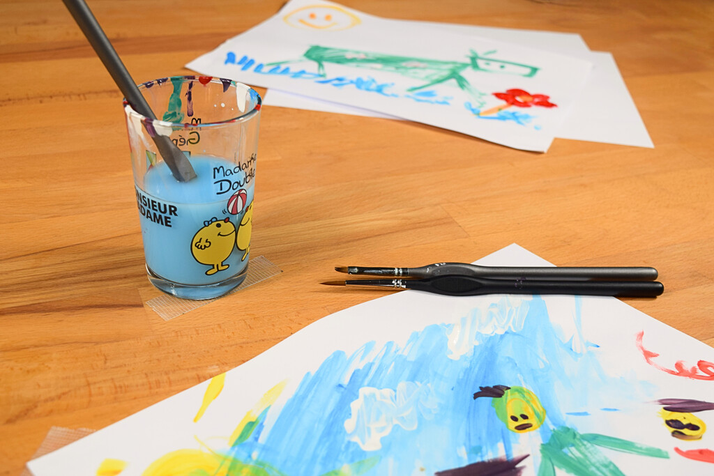 Pot à crayons immobilisé sur une table
